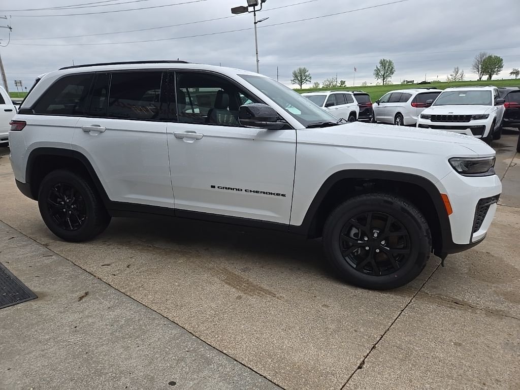 New 2026 Bright White Clear-Coat Exterior Paint Jeep Altitude image 13