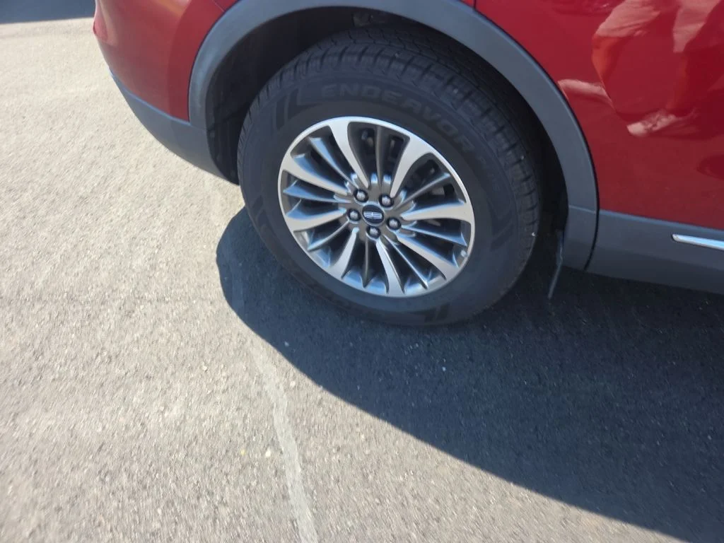 Used 2019 Red Lincoln Select image 23
