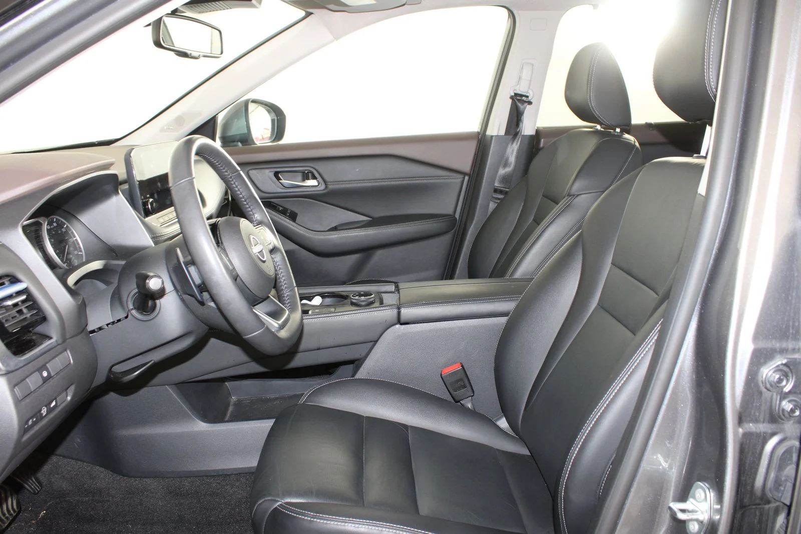 Used 2023 Gray Nissan SL image 10