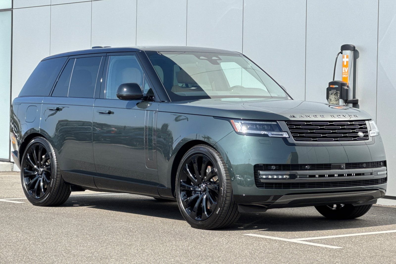 New 2026 Belgravia Green Land Rover SE image 7
