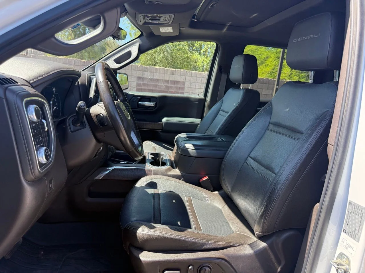 Used 2019 White Frost Tricoat GMC Denali image 13