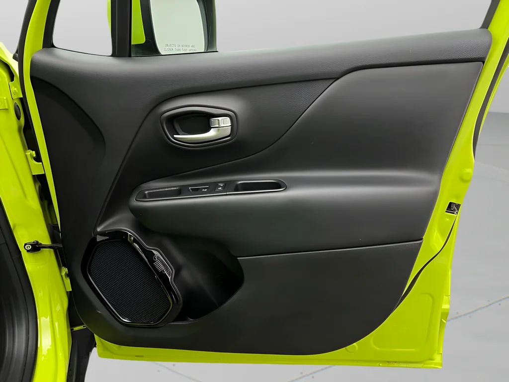 Used 2018 Hypergreen Clearcoat Jeep Latitude image 30
