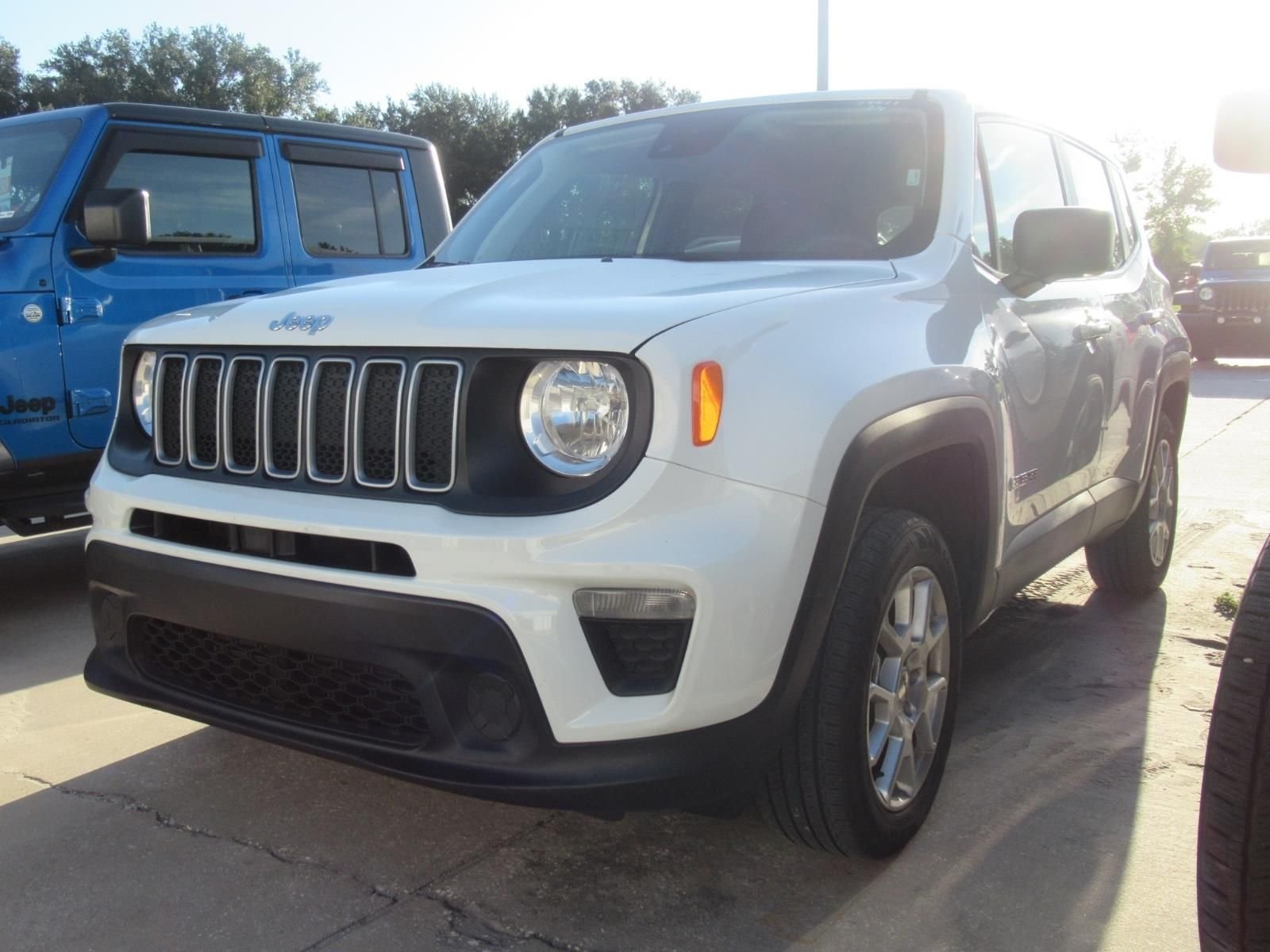 Used 2023 White Jeep Latitude image 2