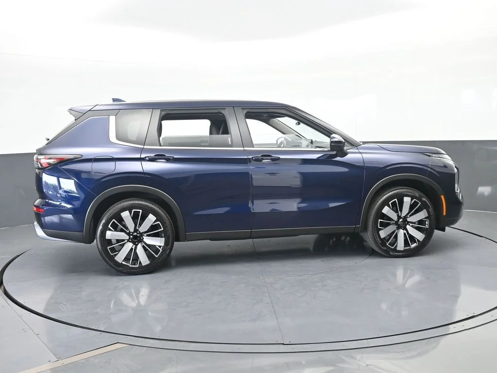 New 2026 Cosmic Blue Metallic Mitsubishi SE image 7