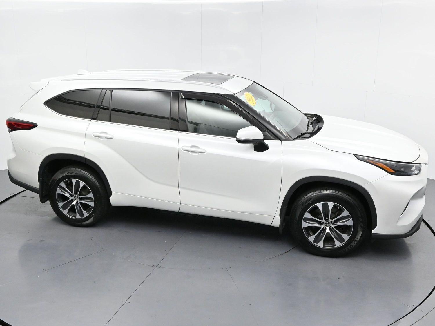 Used 2022 Wind Chill Pearl Toyota XLE image 46