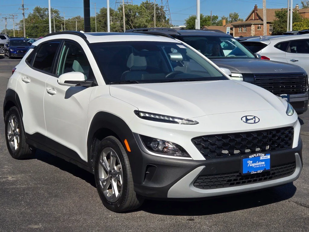 Used 2023 White Hyundai SEL image 3