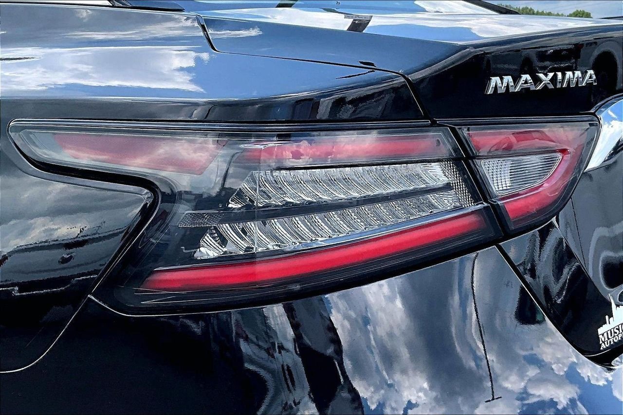 Used 2023 Super Black Nissan SL image 25