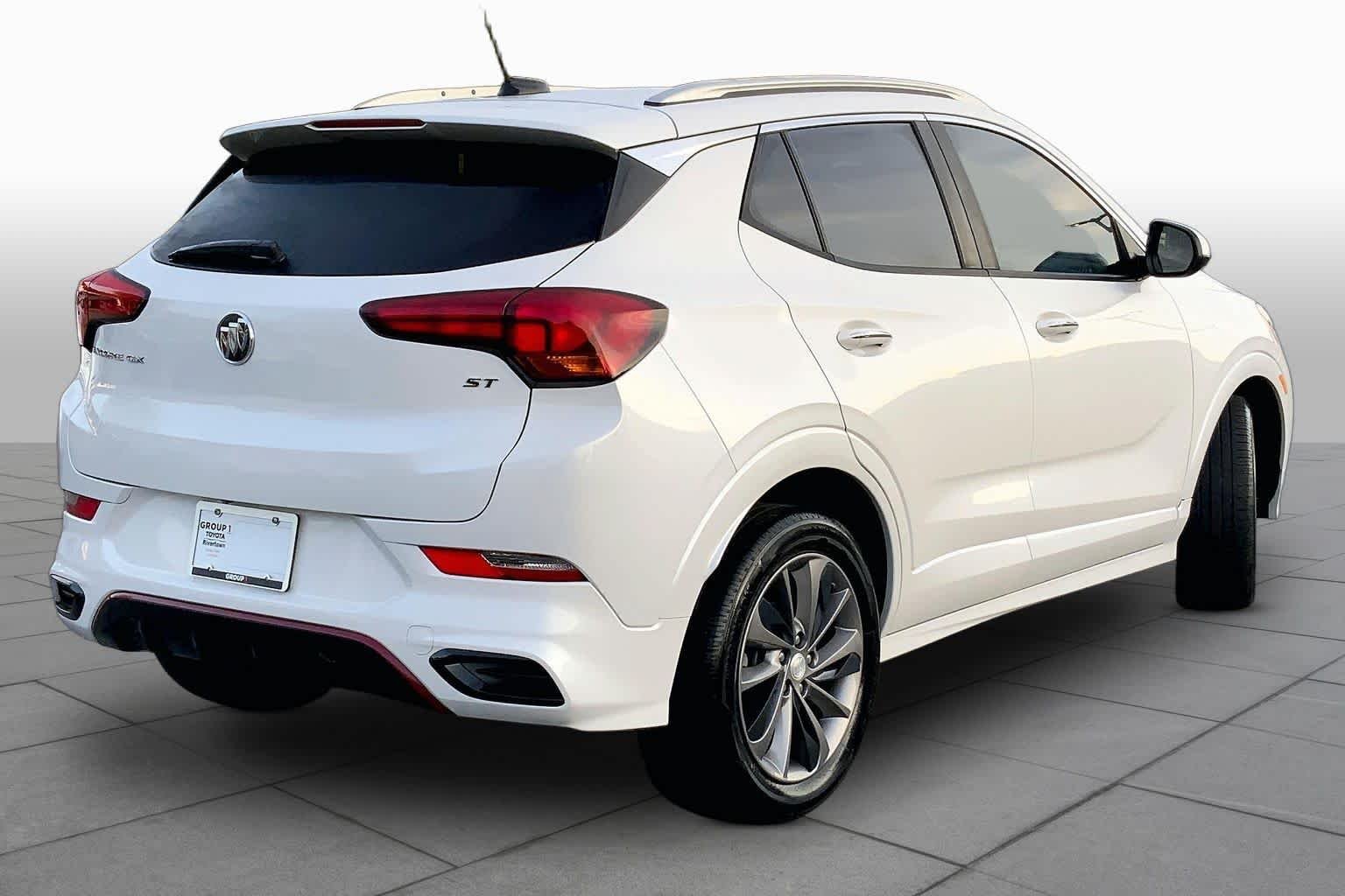 Used 2022 White Frost Tricoat Buick Select image 13