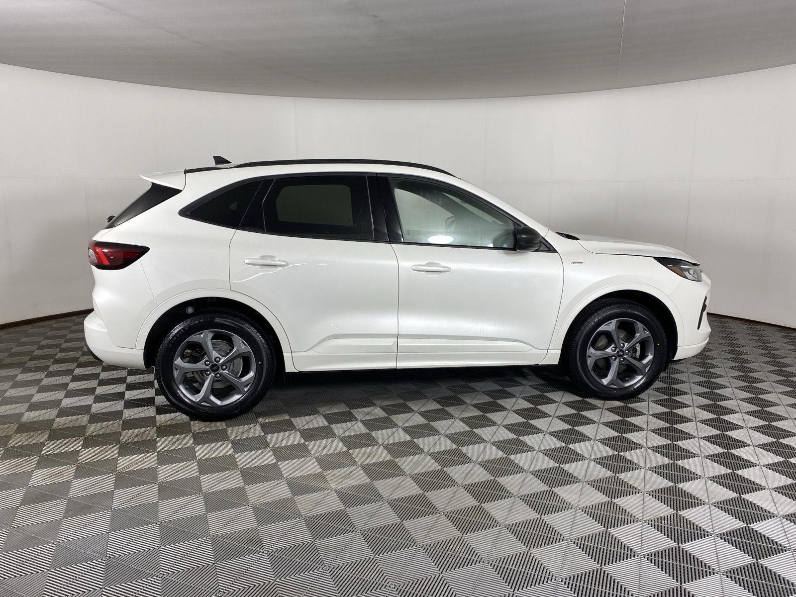 Used 2024 Star White Metallic Tri-Coat Ford ST-Line image 18