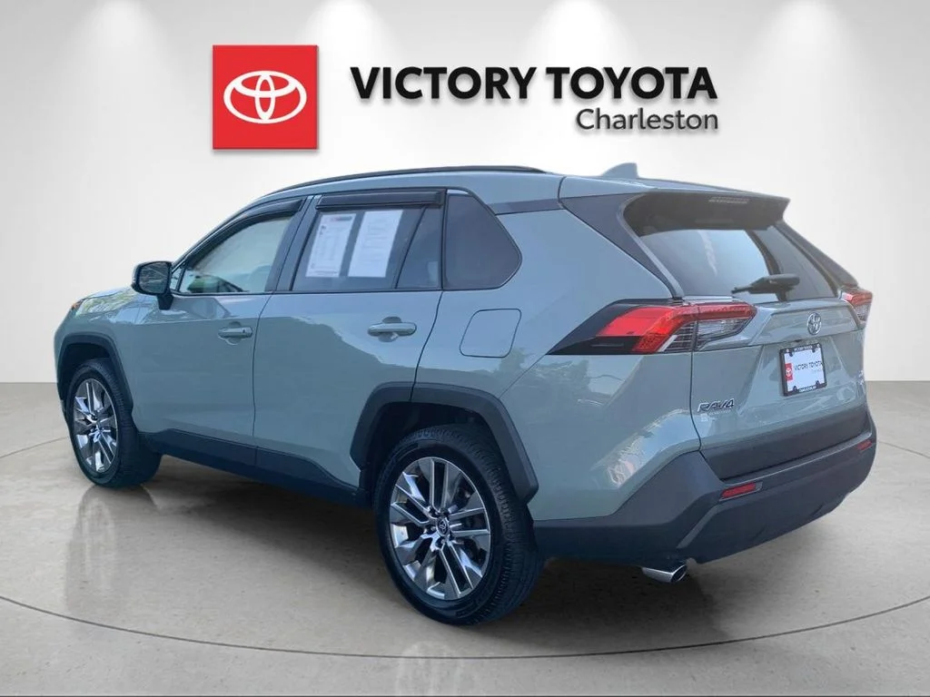Used 2020  Toyota XLE Premium image 3
