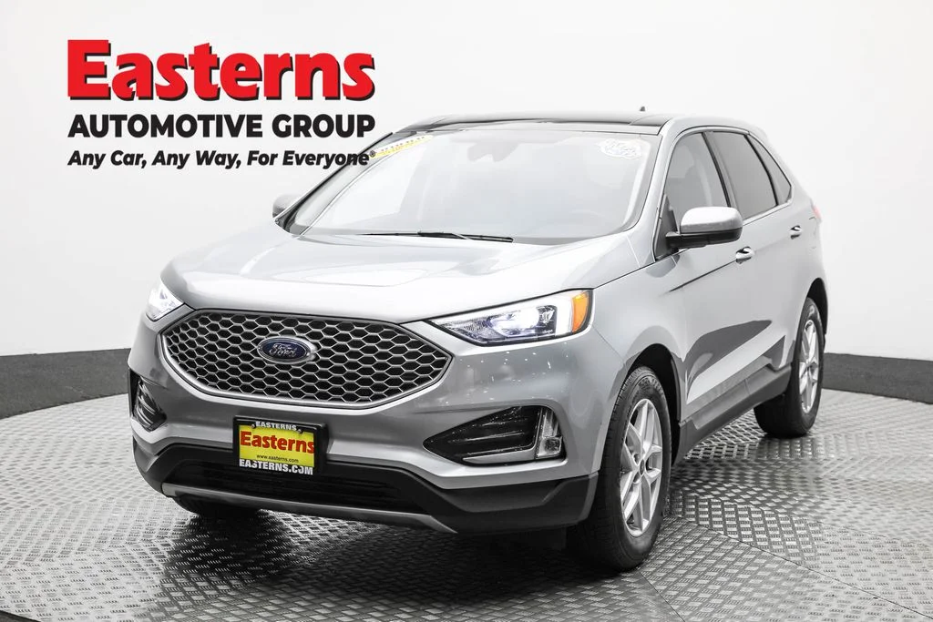 Used 2023 Silver Ford SEL image 1