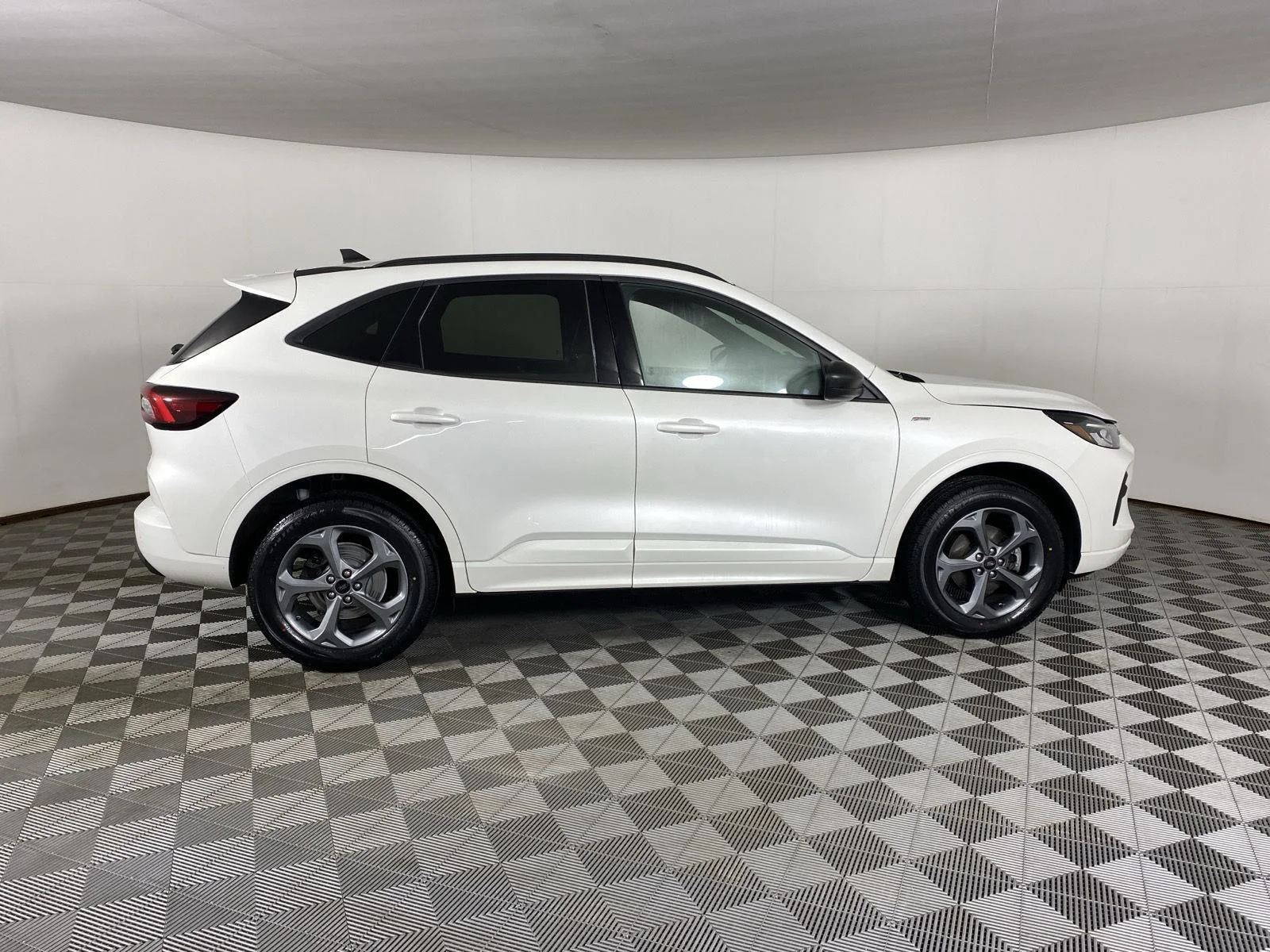 Used 2024 Star White Metallic Tri-Coat Ford ST-Line image 18