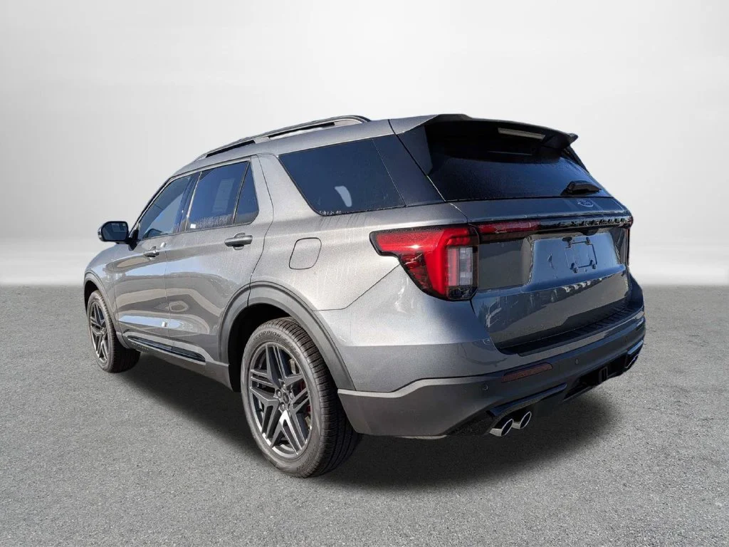 New 2027 Carbonized Gray Metallic Ford ST-Line image 4