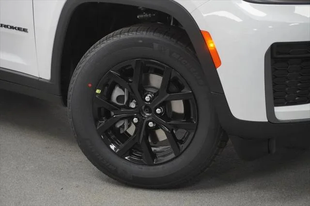 New 2026 Bright White Clear-Coat Exterior Paint Jeep Laredo image 4