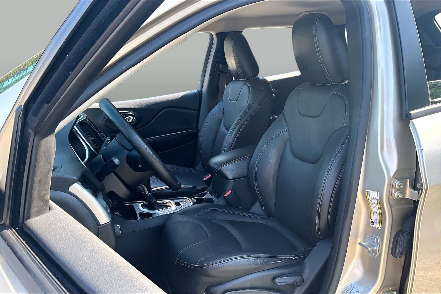 Used 2015 Cashmere Pearlcoat Jeep Sport image 8
