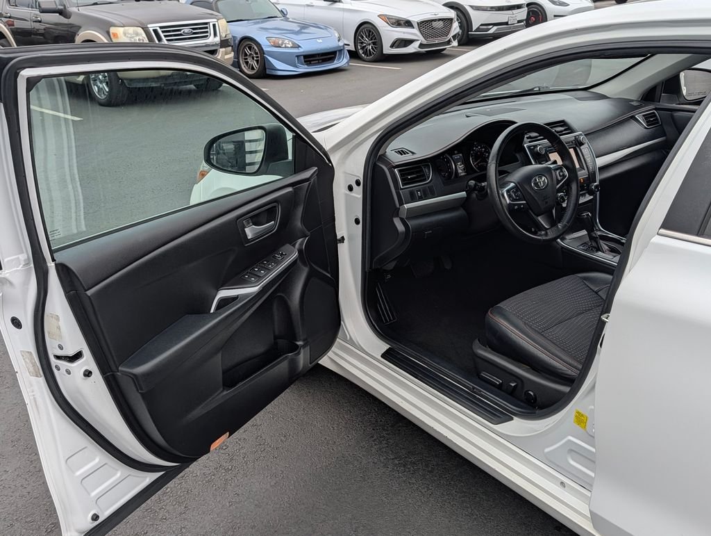 Used 2015 White Toyota SE image 31
