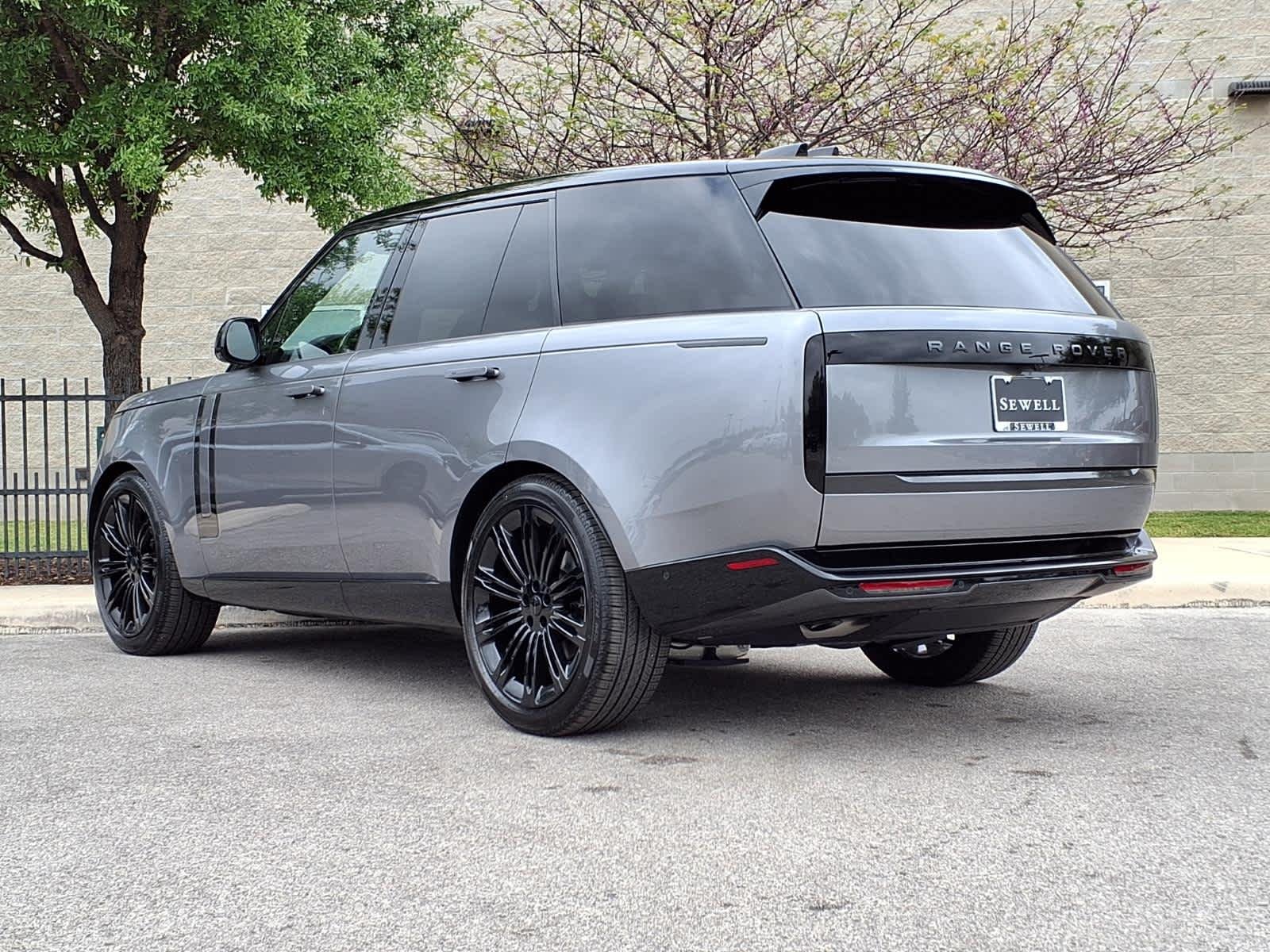 New 2026 Eiger Grey Land Rover SE image 5
