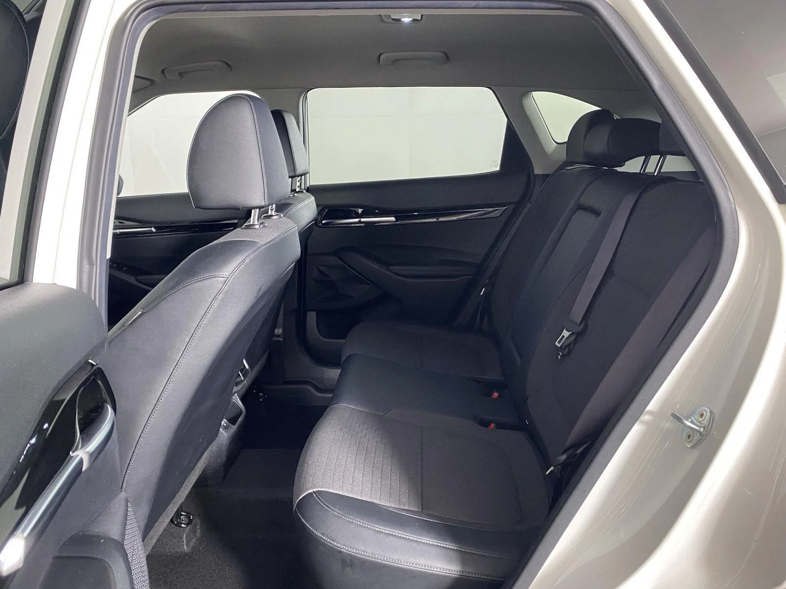 Used 2022 Clear White/Black Roof Kia S image 23