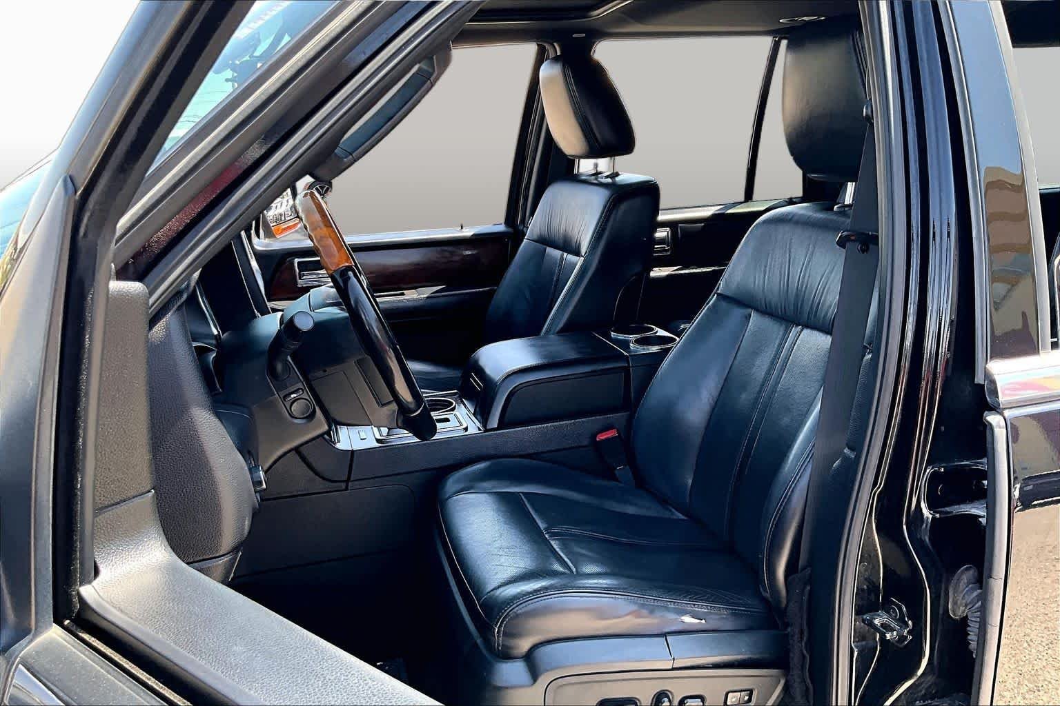 Used 2016 Black Velvet Lincoln Select image 7
