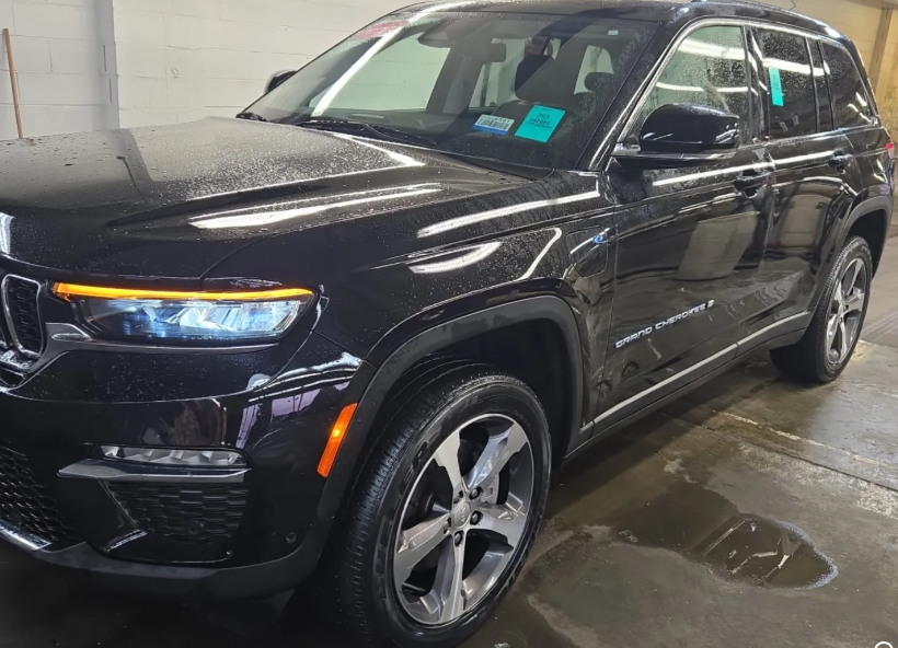 Used 2023 Black Jeep  image 1
