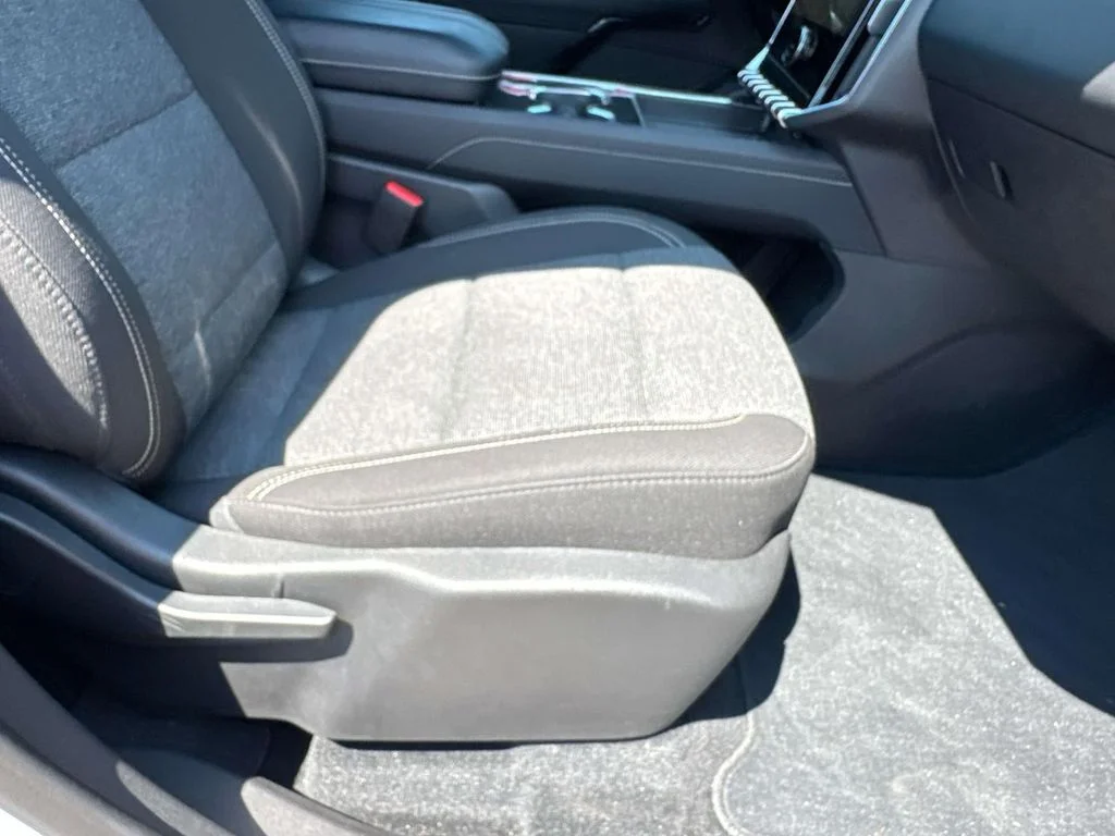 Used 2025 White GMC Elevation image 19