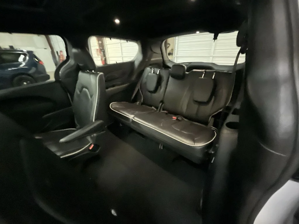 Used 2025 White Chrysler Limited image 24