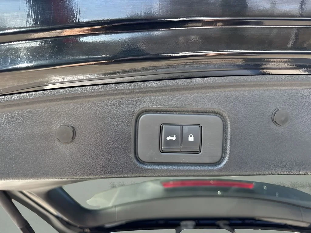 Used 2025 Black Nissan Platinum image 25