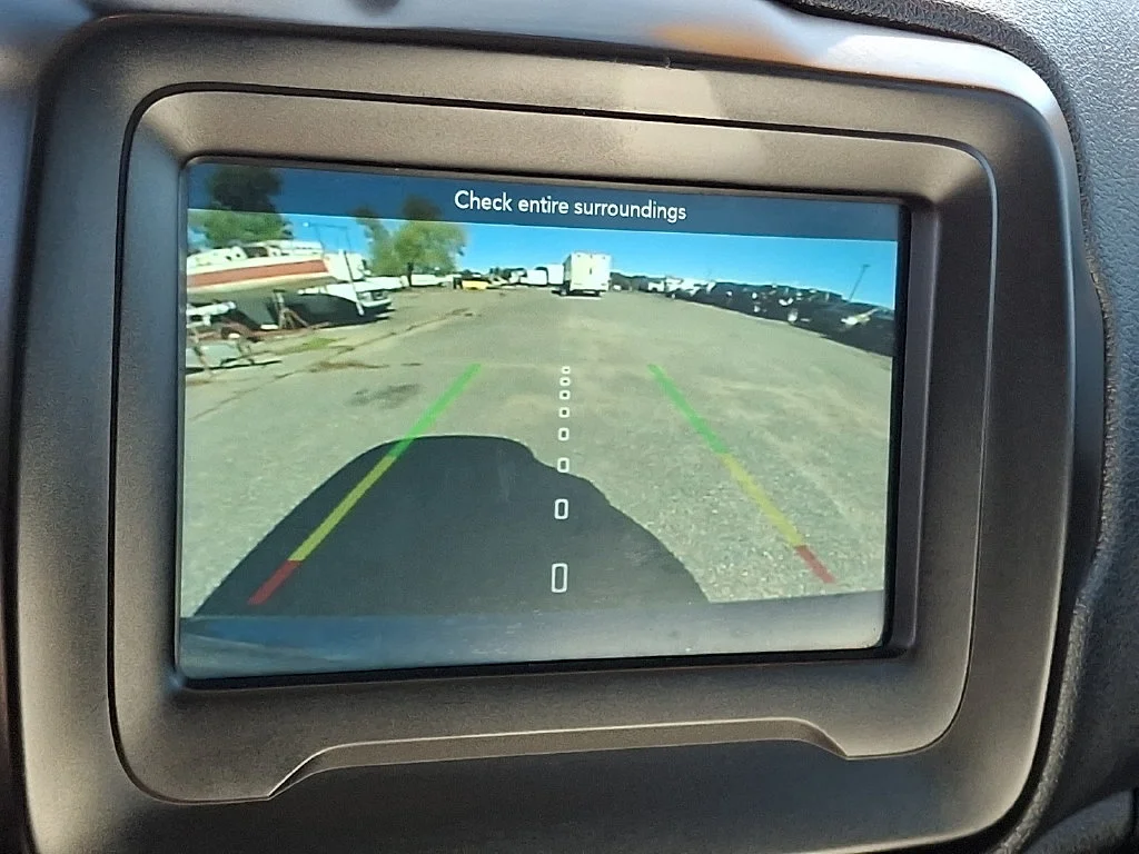Used 2021  Jeep Latitude image 25