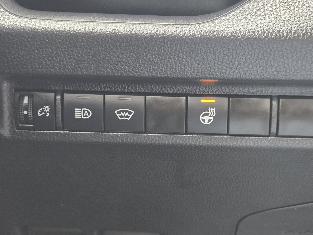 2025 Toyota RAV4 XLE - Photo 7