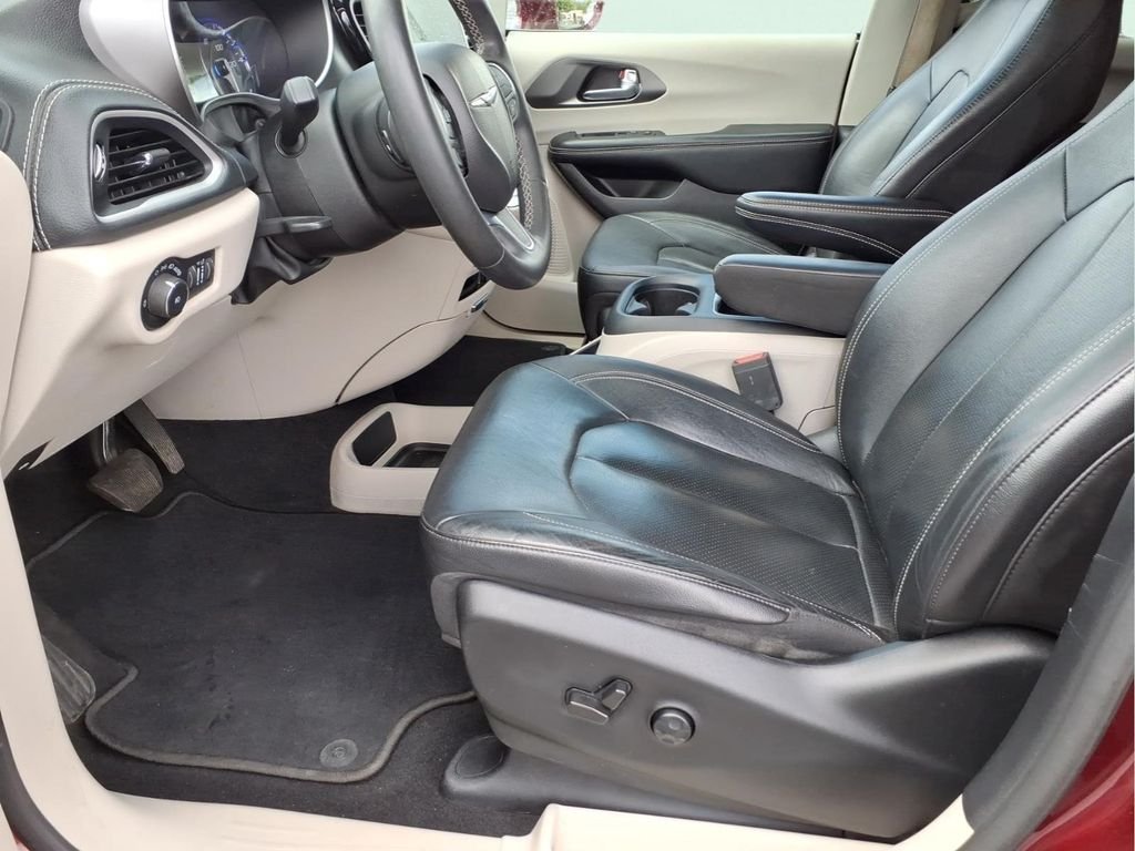 Used 2022 Red Chrysler Touring L image 21