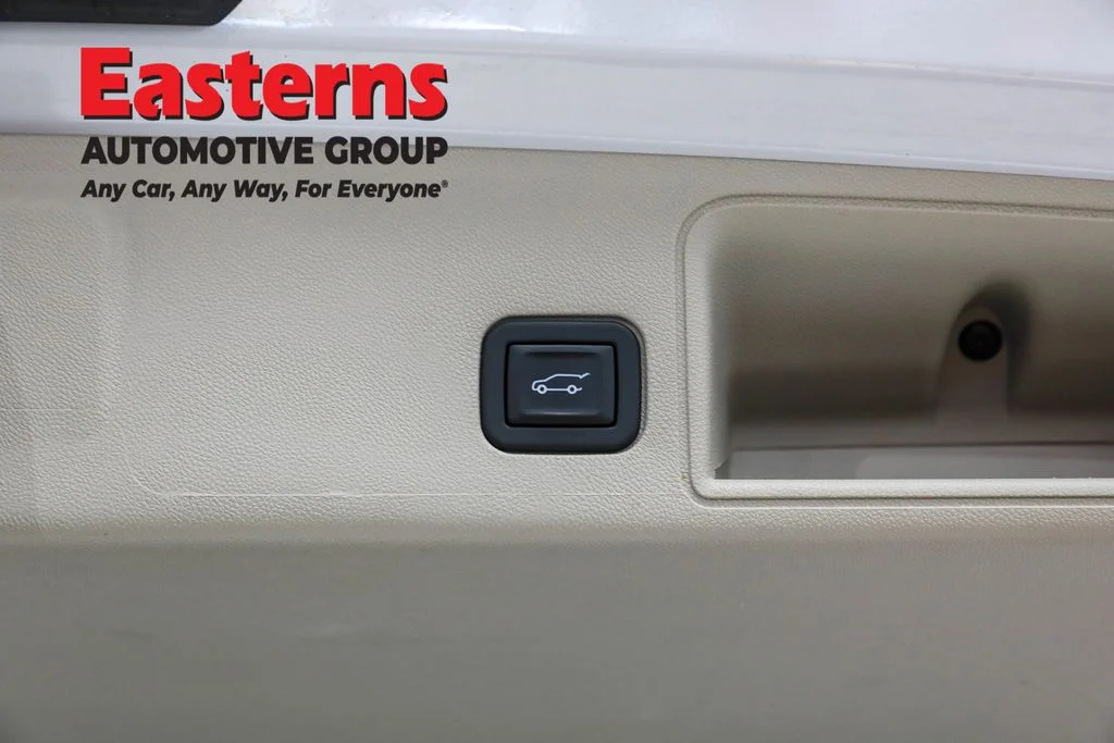 Used 2023 White GMC Denali image 22