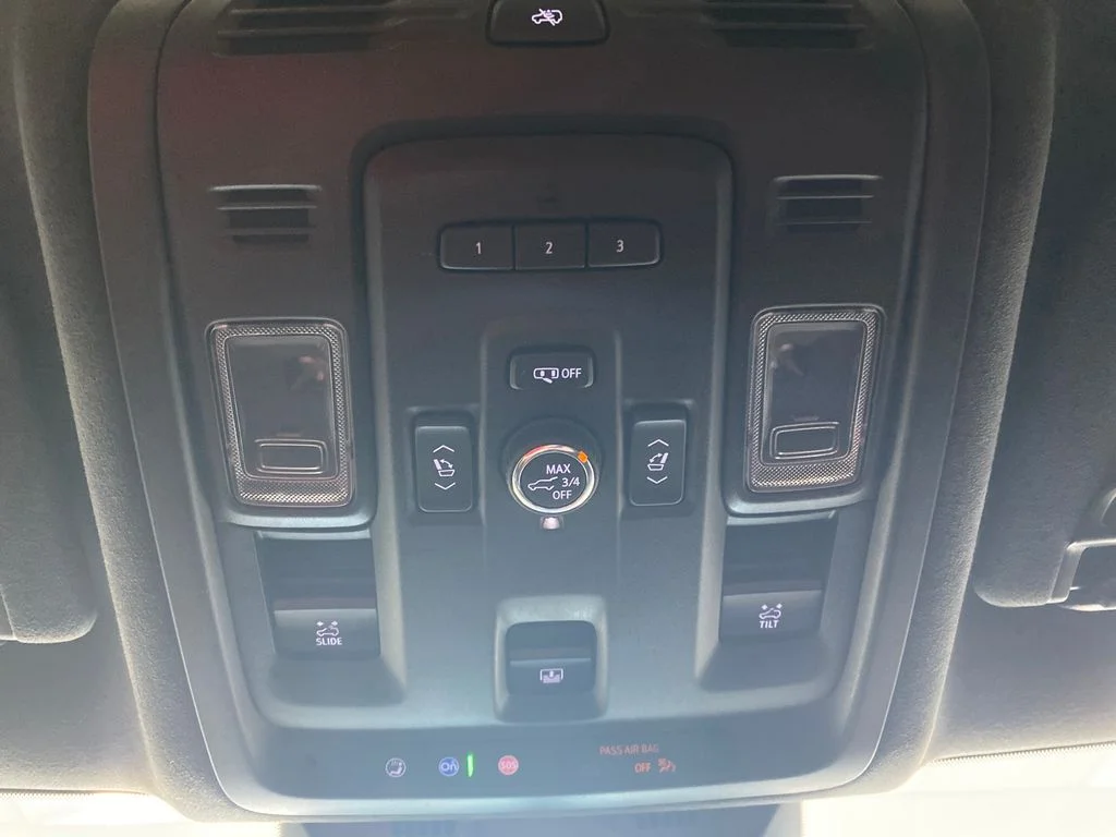 Used 2021 White Cadillac Sport Platinum image 26