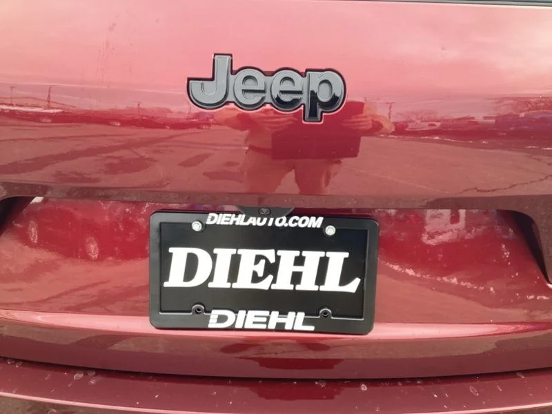 New 2025 Velvet Red Pearl-Coat Exterior Paint Jeep Altitude X image 13