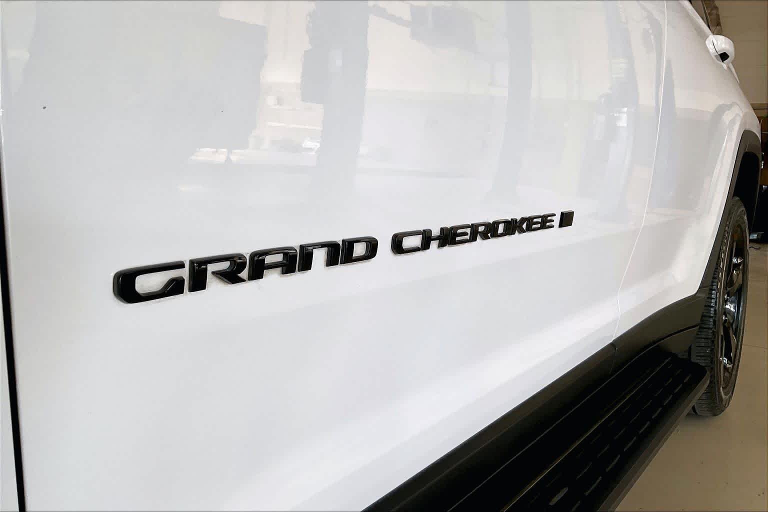 Used 2023 Bright White Clearcoat Jeep Limited image 9