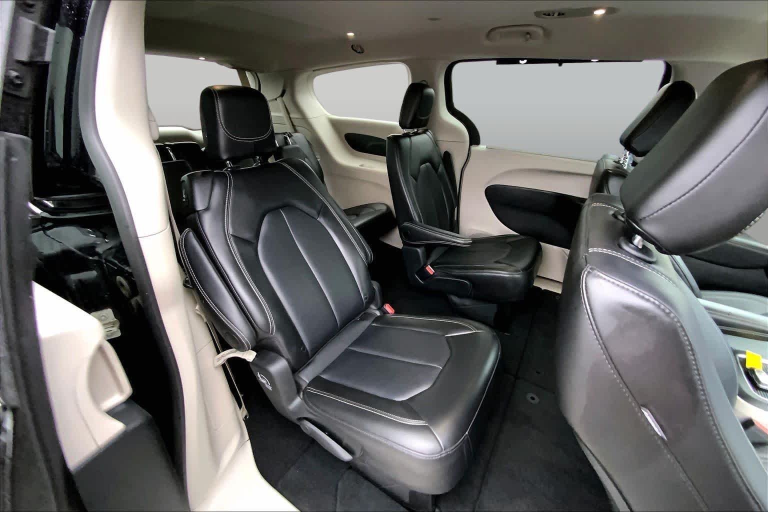 Used 2024 Diamond Black Crystal Pearlcoat Chrysler Touring L image 16