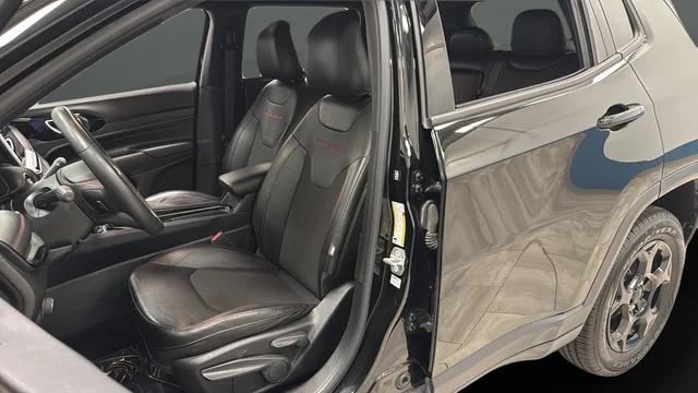 Used 2023 Diamond Black Jeep Trailhawk image 9