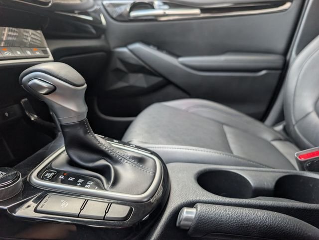 Used 2022 White Kia EX image 19