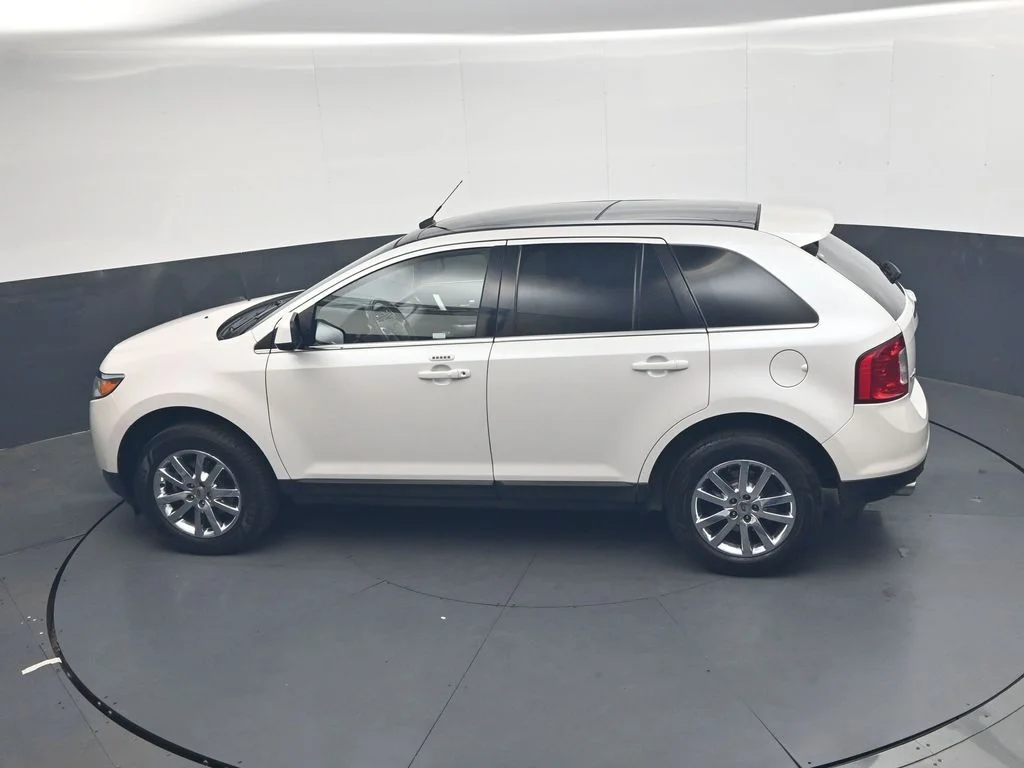 Used 2011 White Platinum Clearcoat Metallic Ford Limited image 32