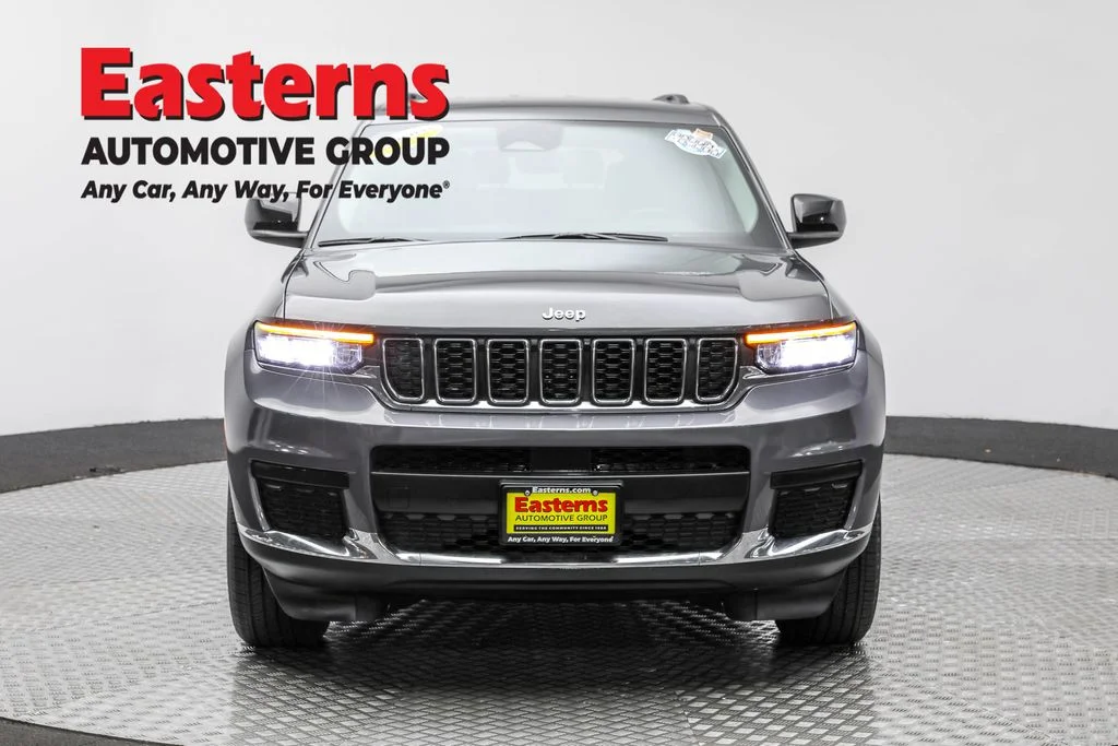 Used 2023 Gray Jeep Laredo image 2