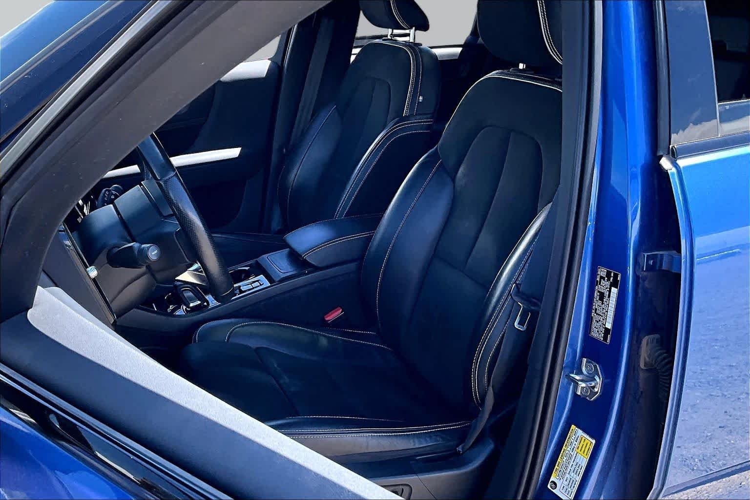 Pre-Owned 2021 Volvo XC40 R-Design