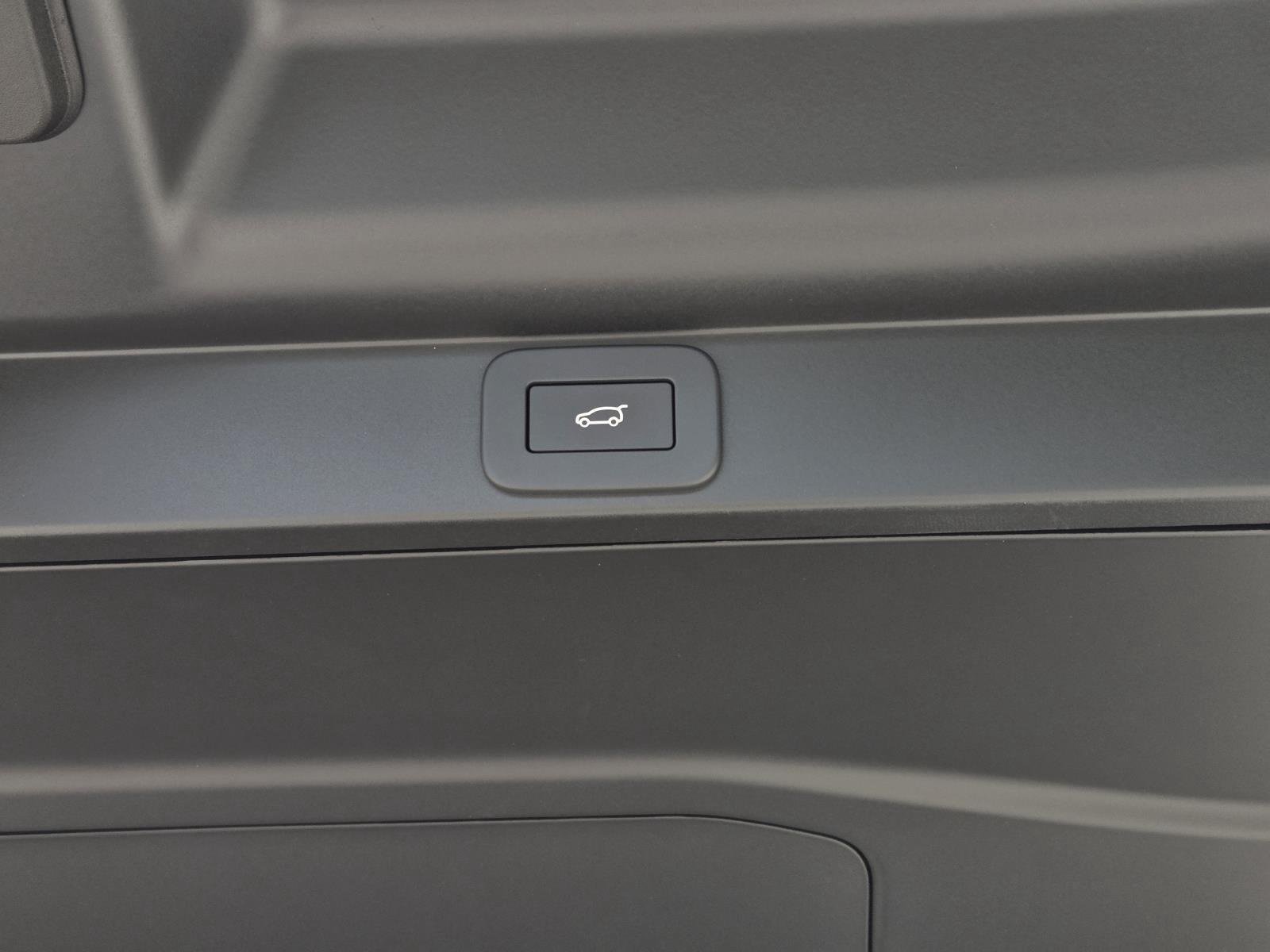New 2026 Eiger Grey Land Rover SE image 13