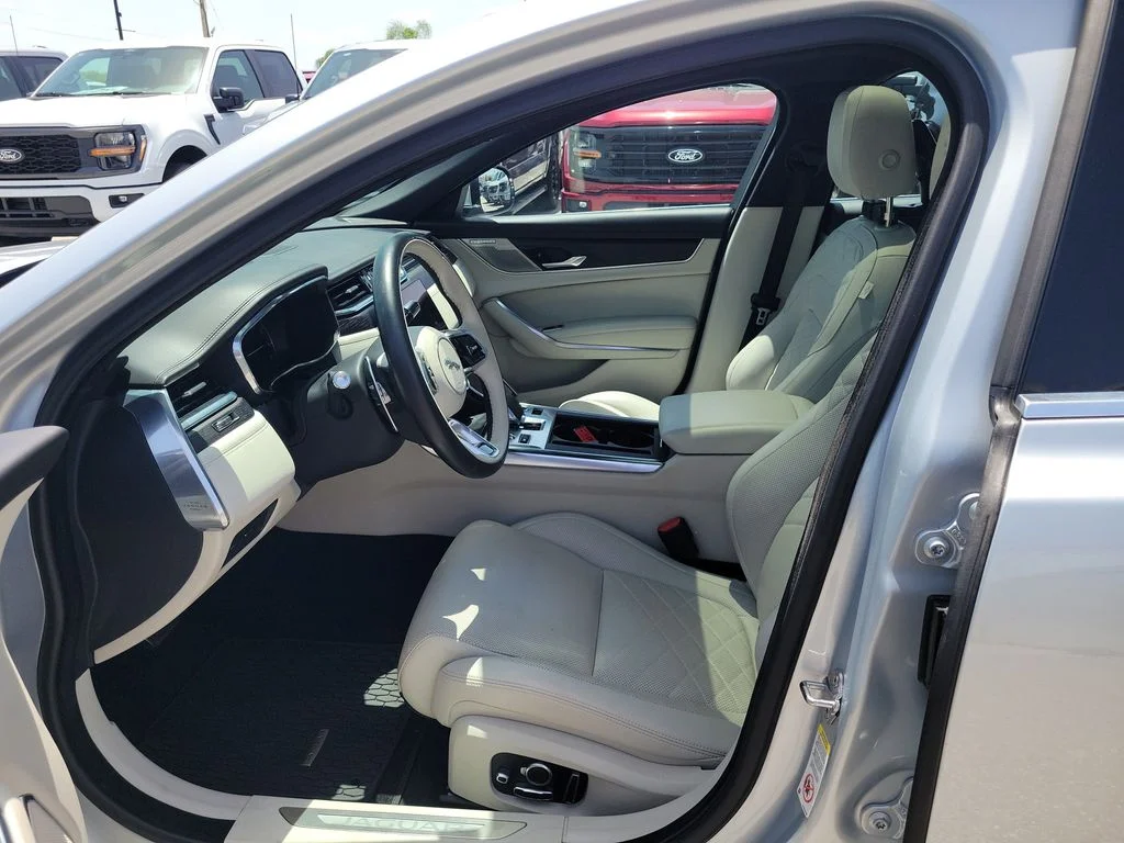 Used 2022 Silver Jaguar SE image 19