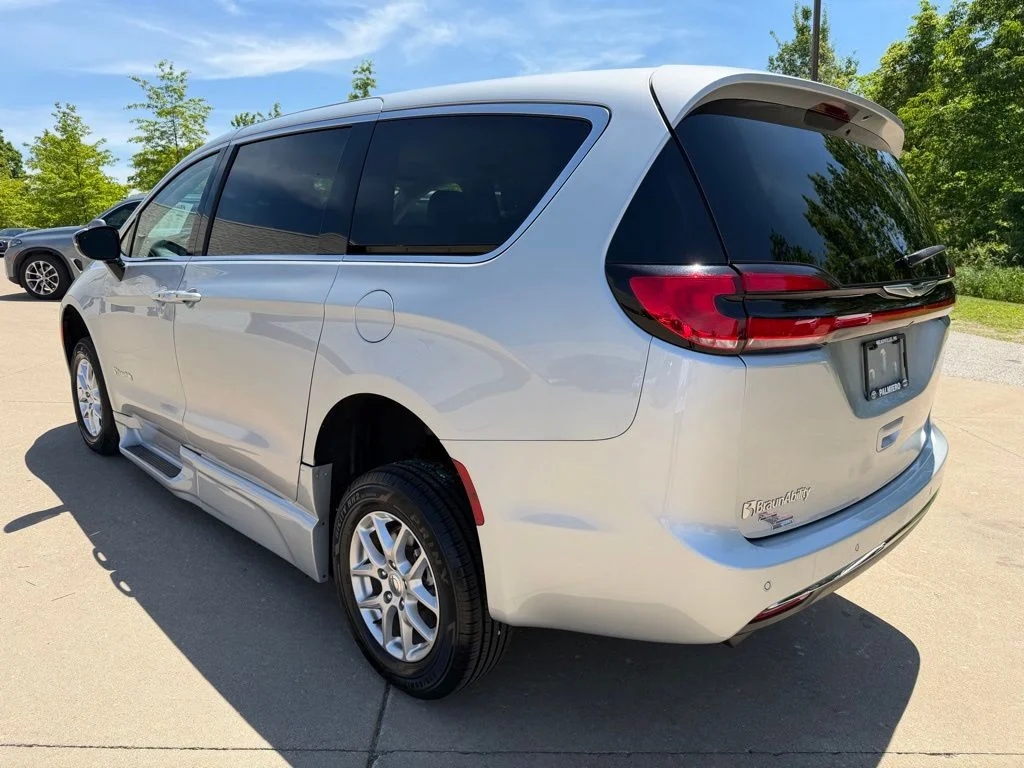 Used 2024 Silver Chrysler Touring L image 3