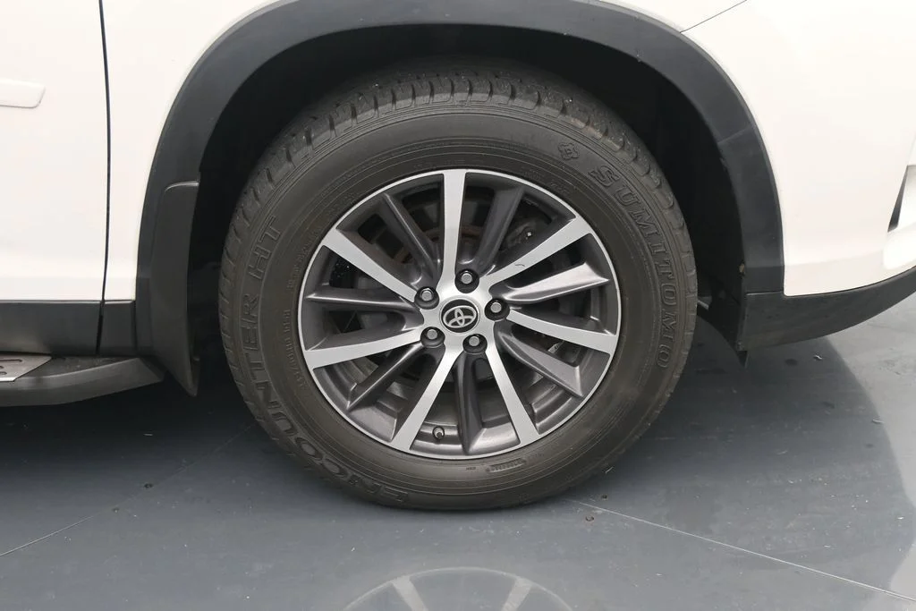 Used 2019 White Toyota XLE image 11