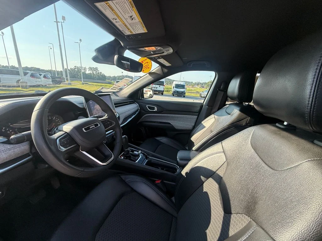 Used 2024 White Jeep Latitude image 19