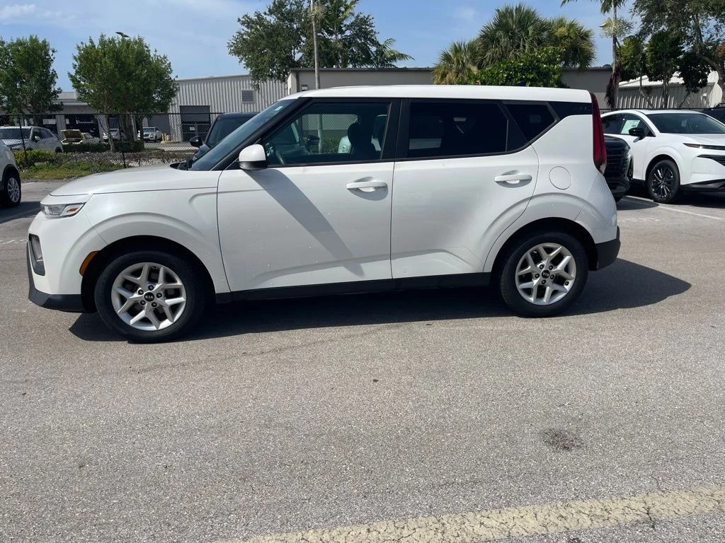 Used 2021 White Kia S image 2