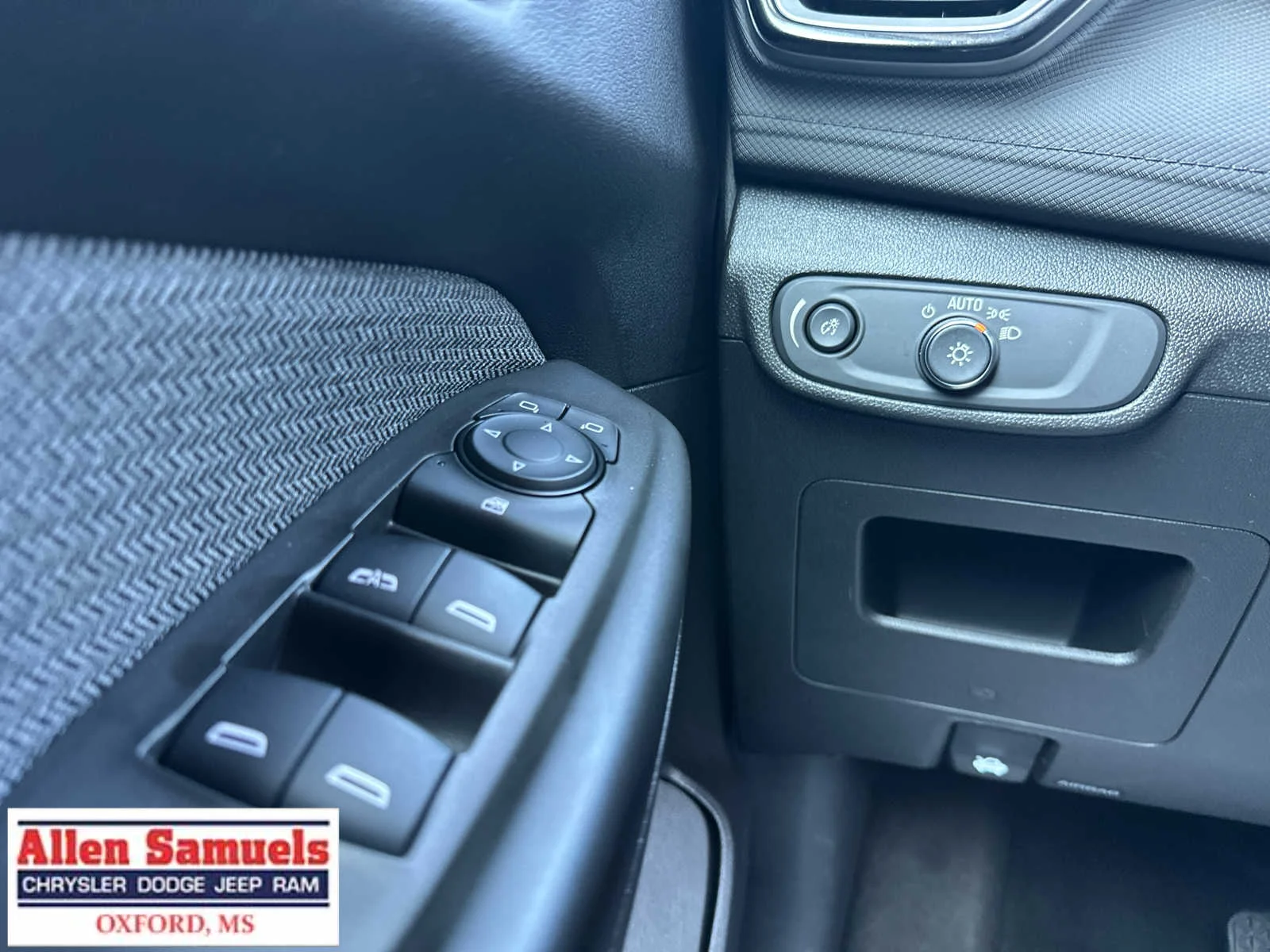Used 2025 Mosaic Black Metallic Chevrolet LT image 15