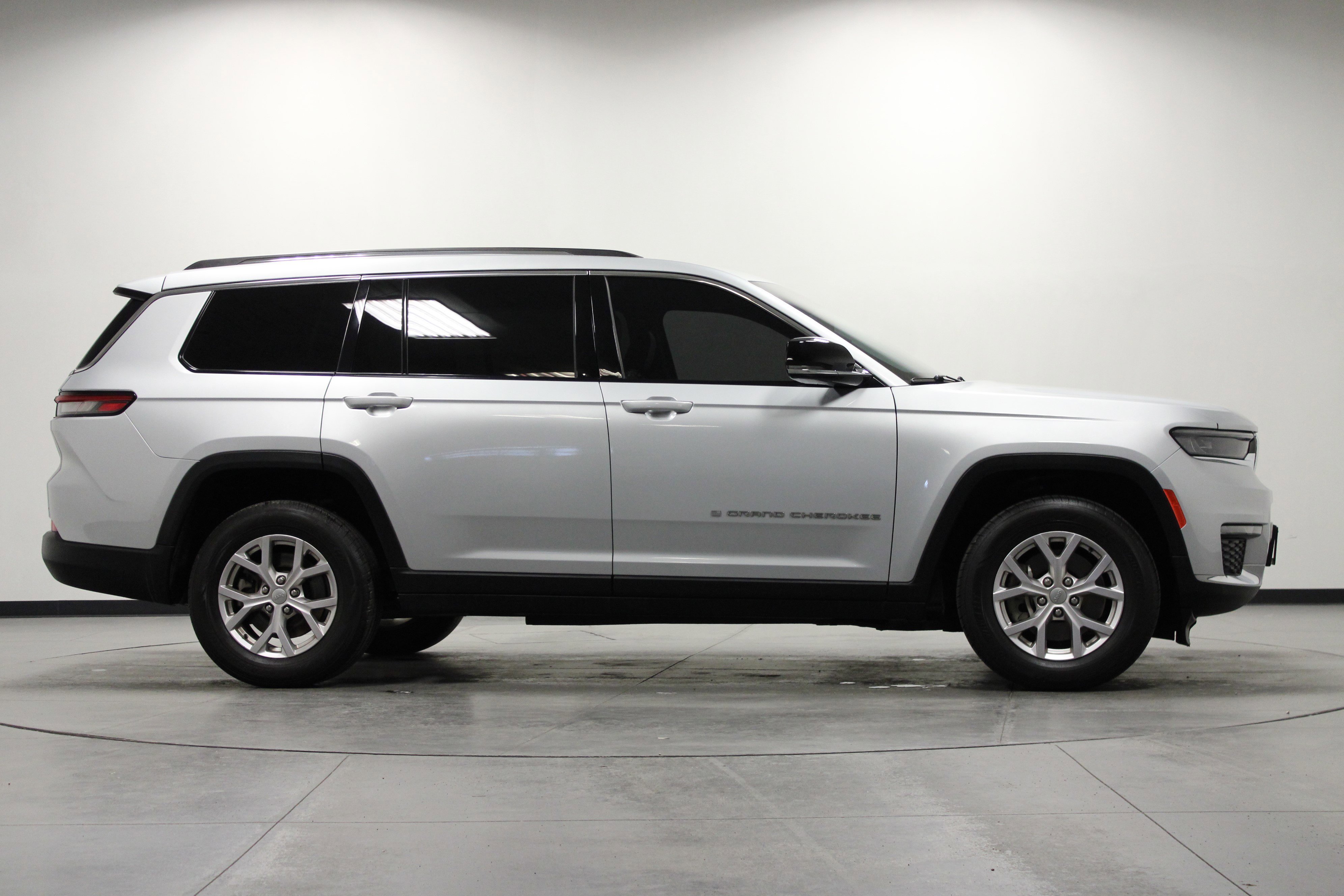 Used 2021 Silver Zynith Jeep Limited image 3