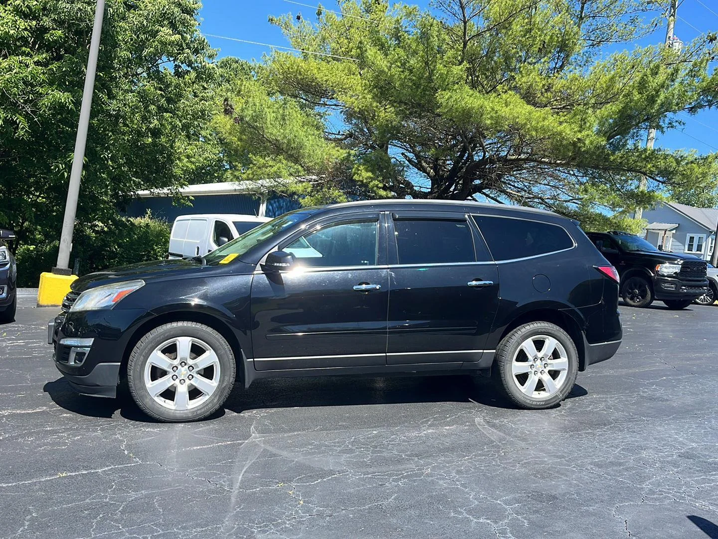 Used 2017 Chevrolet Traverse 1LT with VIN 1GNKRGKD1HJ335711 for sale in West Union, OH
