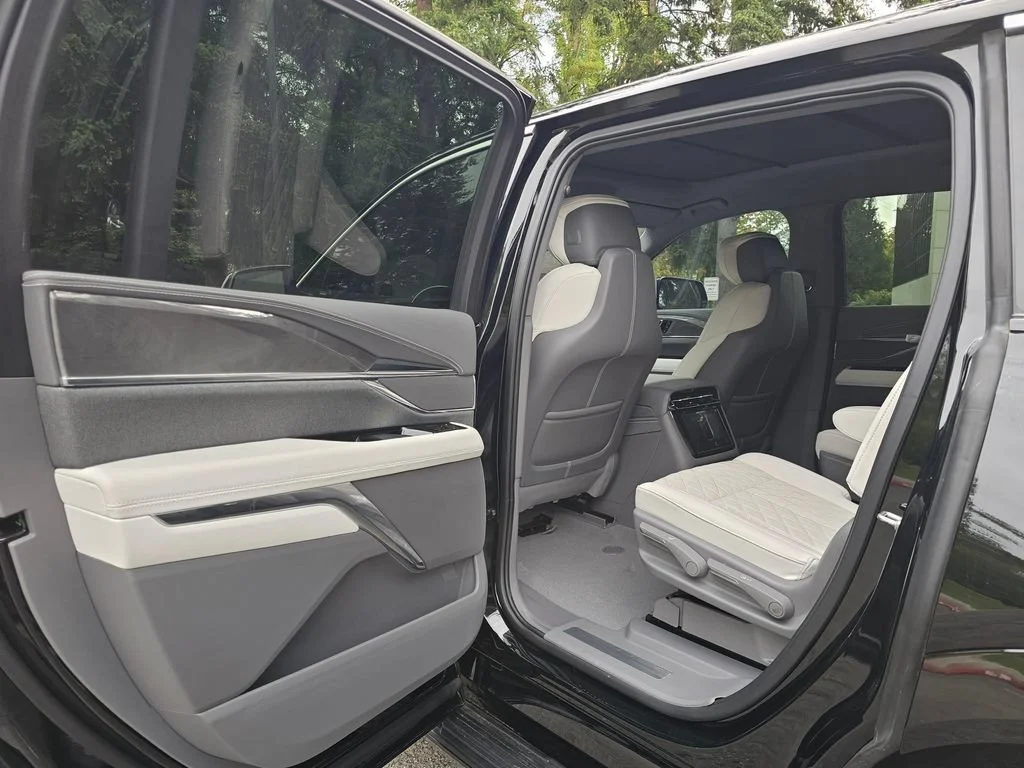 2026 Cadillac Escalade IQ Luxury - Photo 18